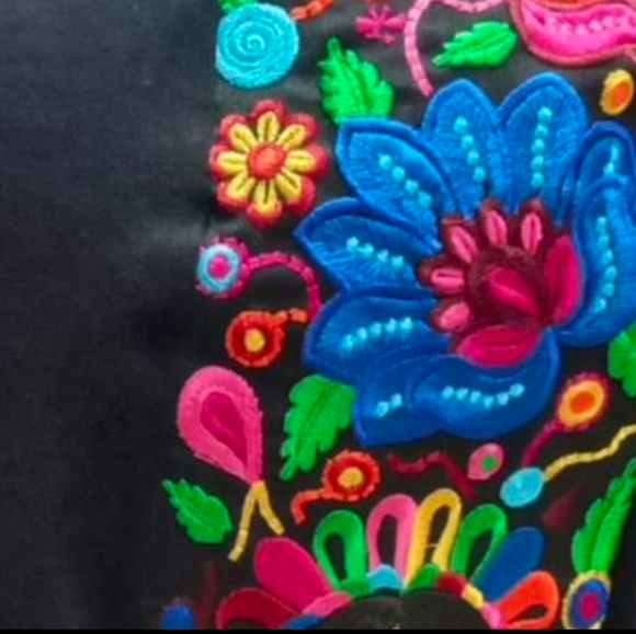 CLOSING MY CLOSET -12/25 Never worn T-shirt with vivid colors, embroider - Picture 2 of 5